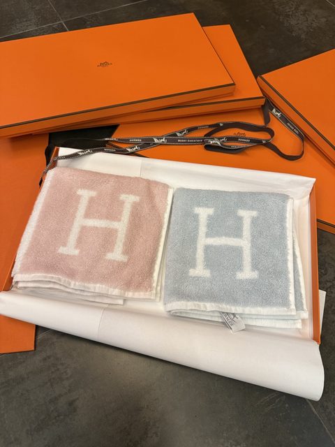 Hermes 方巾禮盒，100%純棉，禮盒有二條方巾、一條藍色一條粉色，現貨在台